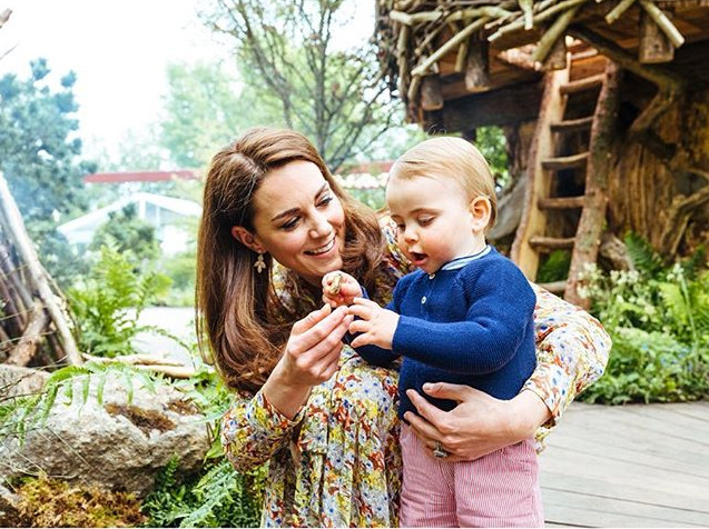 A Duquesa de Cambridge, Kate Middleton, com o filho caçula, Louis / Foto: Reprodução Instagram