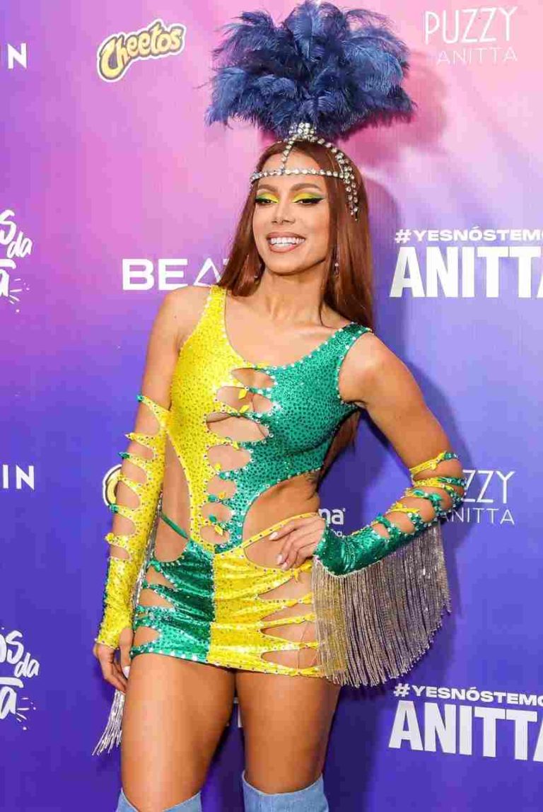 Carnaval 2023 Anitta elege look poderoso para show de pré carnaval