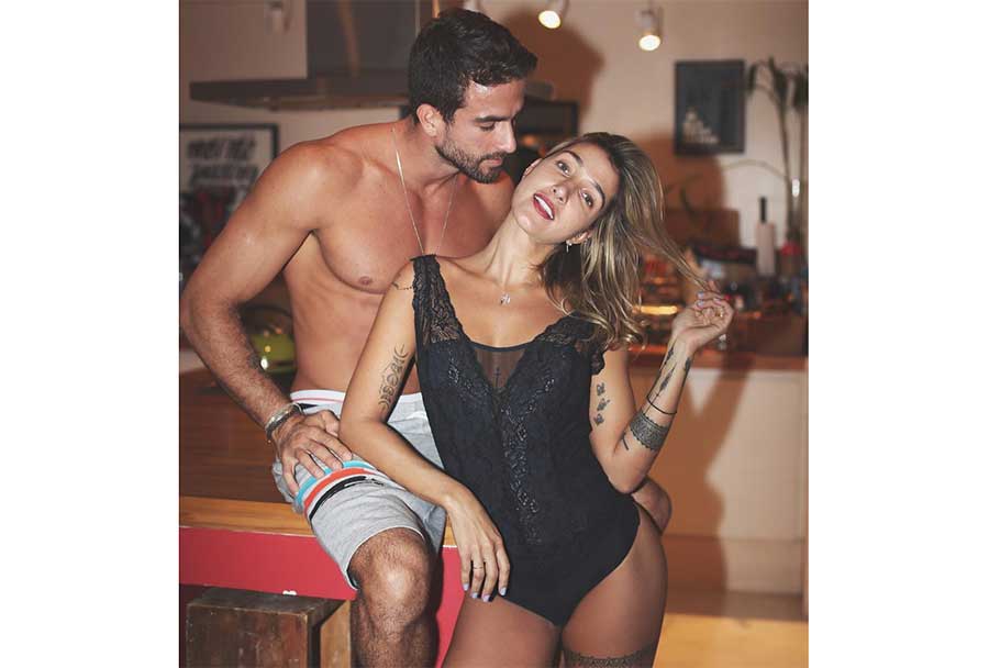 Gabriela Pugliesi sensualiza ao lado do marido no instagram