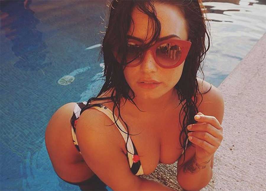 Demi Lovato causa no instagram com foto de maiô decotado