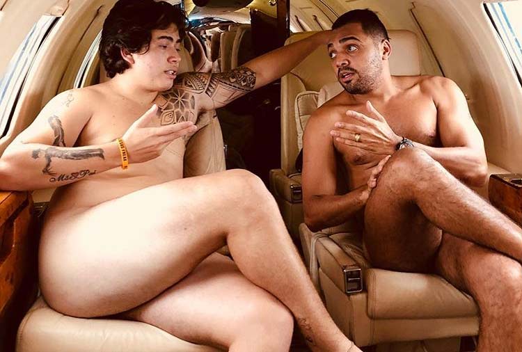 Youtuber Whindersson Nunes posa nu ao lado de filho de Tiririca