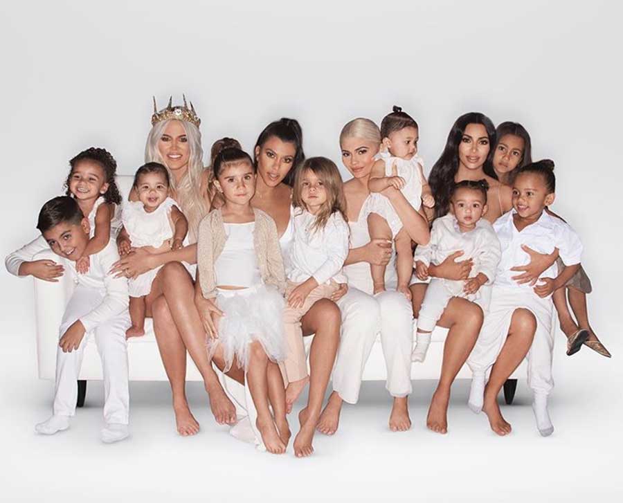 As mães Kardashians posam com todas as crianças em "Cartão de natal" da família