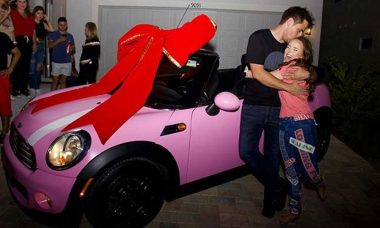 Larissa Manoela ganha Mini Cooper pink embrulhado com laço gigante de aniversário