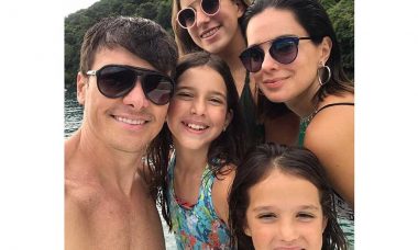 Rodrigo Faro e Vera Viel posam com as três filhas em passeio de lancha