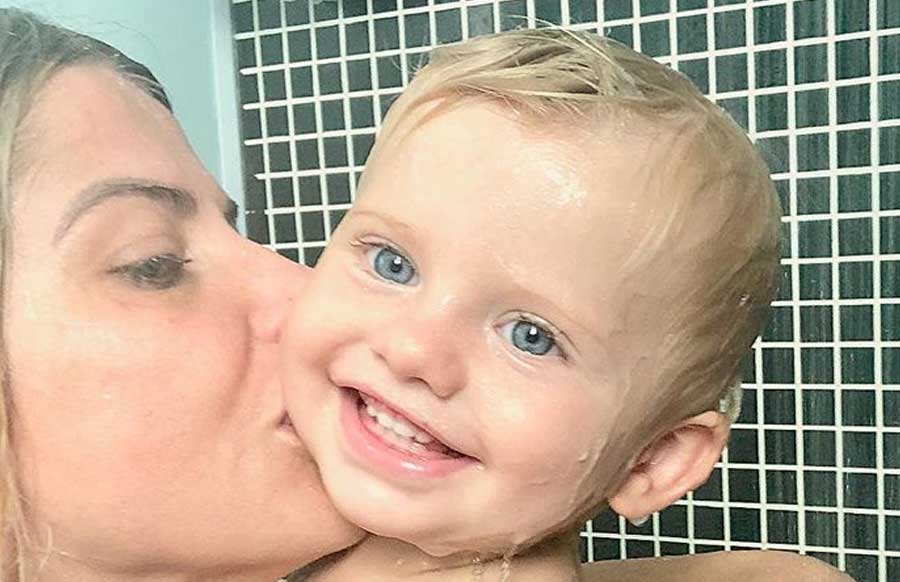 Karina Bacchi encanta ao posar no banho lado do filho: ‘Banho de amor’