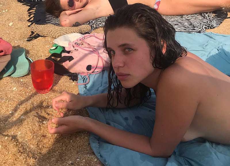 Bruna Linzmeyer posta foto de topless com amigos na praia