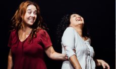 Débora Lamn e Inez Viana na peça "Por Favor, Venha Voando"