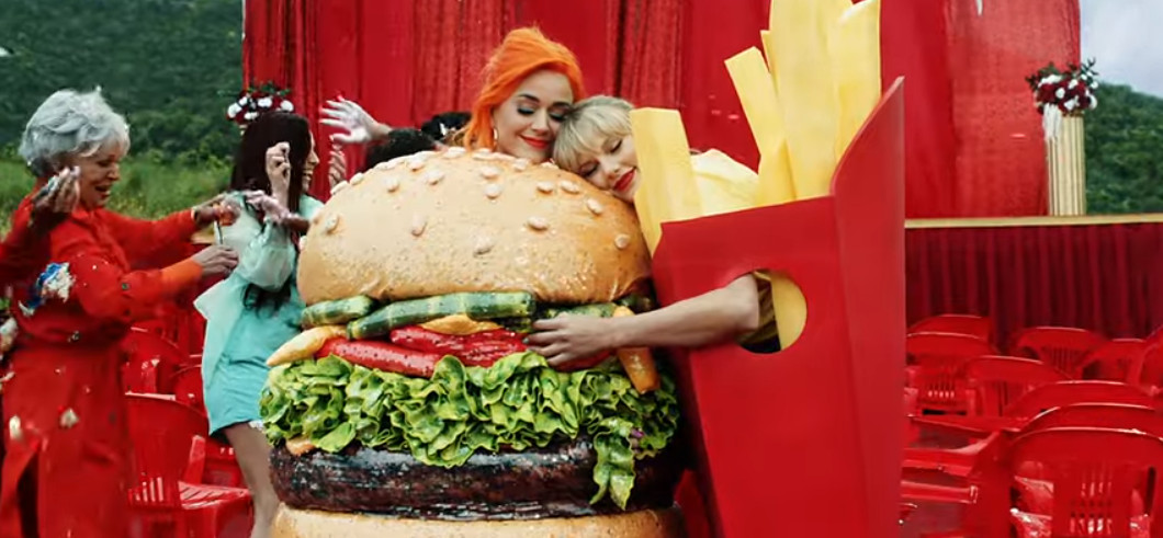 As cantoras Katy Perry e Taylor Swift no clipe de "You Need To Calm Down" / Foto: Reprodução