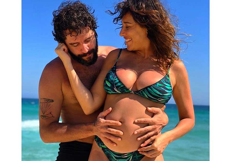 Giselle Itié mostra barriga da gravidez em dia de sol na praia