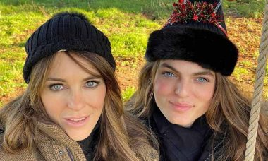 O filho de Elizabeth Hurley é identico a mãe, veja neste selfie de Natal