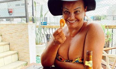 Solange Couto posa de topless e arranca elogios de seguidores