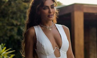 Juliana Paes surge com vestido branco colado e chama atenção na web