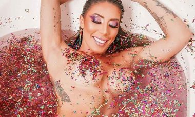 Tati Minerato publica ensaio pré carnaval vestindo apenas glitter
