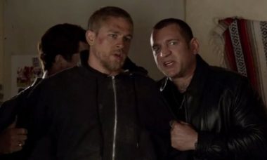 O ator (direita) Dimitri Diatchenko em cena da série Sons of Anarchy