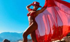 Juliana Paes posa de biquíni vermelho e encanta fãs