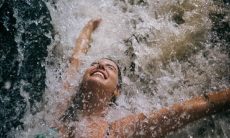 Giovanna Lancellotti se despede da Bahia com fotos especiais em cachoeira