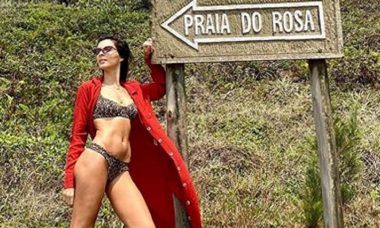 A atriz Michelle Batista viaja com as amigas e posta foto de biquíni: "chama no DM"