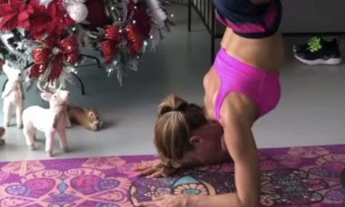 Grazi Massafera surpreende fãs ao praticar yoga ao lado de uma árvore de Natal