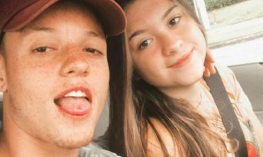 Sofia Liberato reposta foto com a namorado e assume o romance nas redes sociais