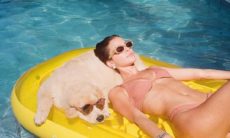 Momento fofura! Bruna Marquezine curte piscina ao lado da sua cachorrinha