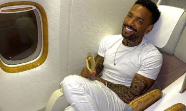 Nego do Borel posa na primeira classe bebendo champanhe em viagem para Dubai e Maldivas
