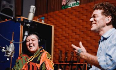 Em parceria com Ana Vilela, Nando Reis grava nova canção dedicada aos profissionais da saúde: "Laços"