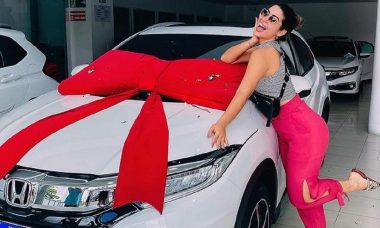 A ex-BBB, Vivian Amorim celebra a conquista do primeiro carro: "feliz e grata demais"
