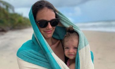 Chay Suede mostra dia de sol e chuva com Laura Neiva e a filha em passeio na praia