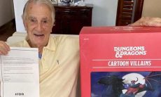 Orlando Drummond ganha boneco do Vingador do desenho "Caverna do Dragão"