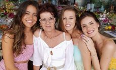 Acompanhada da mãe e irmãs, Camila Queiroz faz tatuagem junto com a família