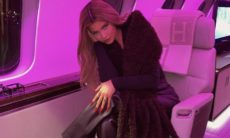 Kylie Jenner posa em jatinho e exibe bolsa de R$ 320 mil
