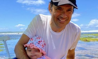 Jorge Vercillo posta clique do primeiro banho de mar da filha: "Nas águas da Bahia"