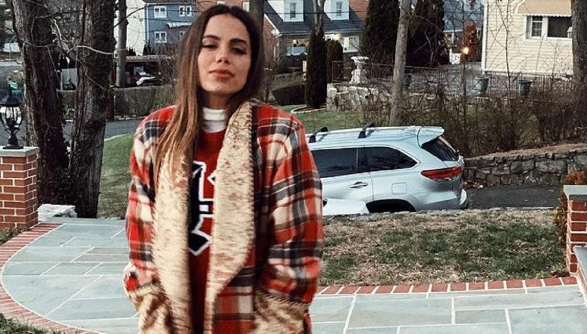 Anitta posa no frio de Nova York com casaco avaliado em mais de R$ 22 mil. (Foto: Reprodução/Instagram)