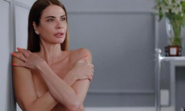 Luciana Gimenez posa nua usando apenas botas brilhantes