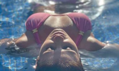 Paula Fernandes posa belíssima de biquíni na piscina e causa na web: ''Que perfeição''. Foto: Reprodução Instagram