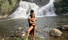 Bruna Linzmeyer posta clique na cachoeira ao lado da namorada: "Uma bebê dessas"