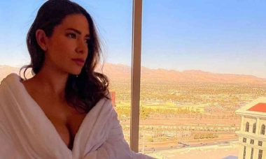 Adriana Sant'Anna posa em hotel de luxo no meio do deserto com diárias de até R$ 53 mil