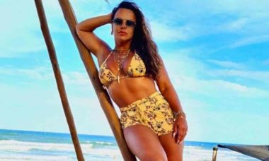 Viviane Araújo posa em praia durante viagem à Bahia: "paraíso"