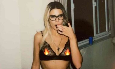 Antônia Morais posta clique sensual com sutiã transparente: 'festa de dois'