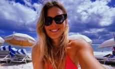 Carolina Dieckmann posa em praia mas é alertada: 'fique em casa loira'