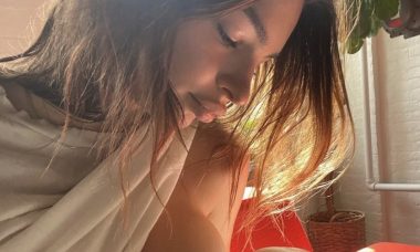 Emily Ratajkowski compartilha amamentação do filho: "Menino lindo"