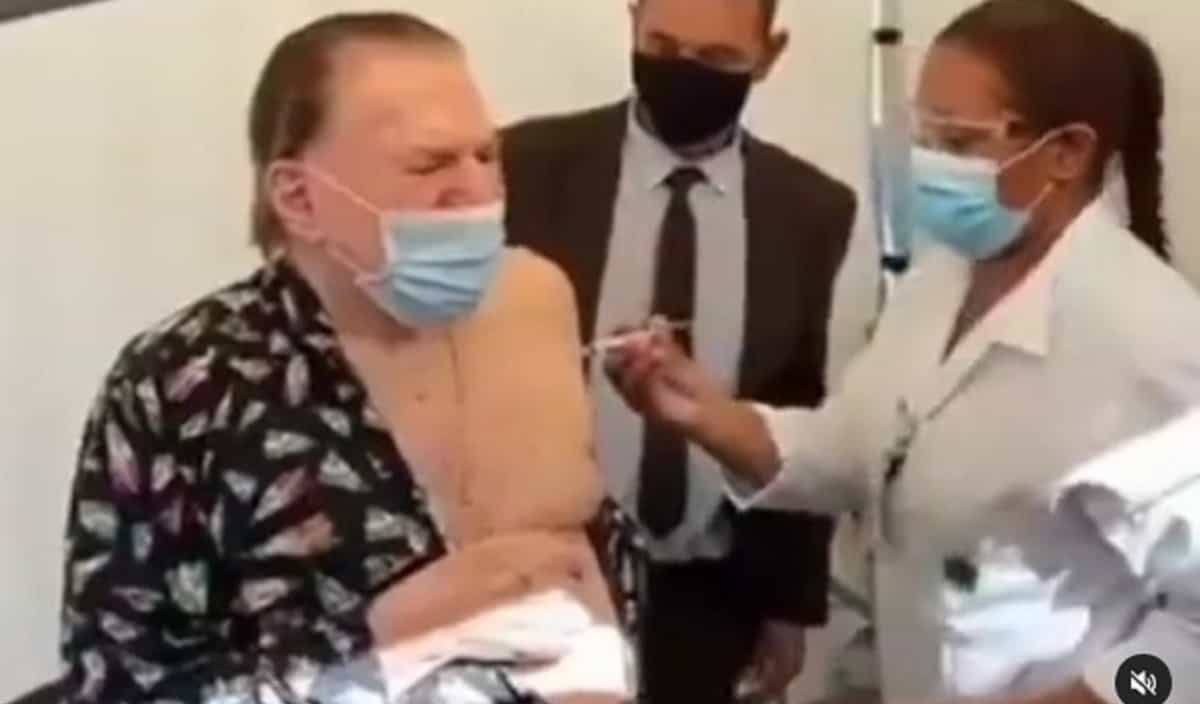 Imunizado! Silvio Santos toma a segunda dose da vacina contra covid-19