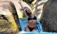 Sofia Starling posa em cachoeira e filosofa: 'energia vital do universo'