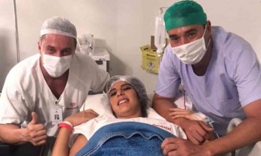 André Rizek celebra nascimento dos gêmeos com Andreia Sadi: 'todos super bem'