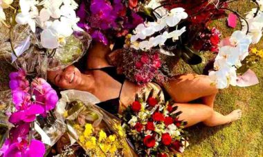 Paolla Oliveira posa com buquês de flores que ganhou de aniversário