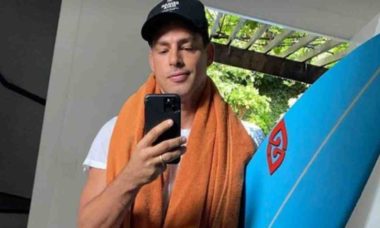 Cauã Reymond posa se preparando para surfar: 'bagunça boa demais'