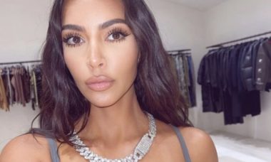 Kim Kardashian leva bronca dos seguidores após posar com colar de diamantes de R$ 850 mil