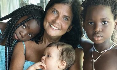 Bruno Gagliasso mostra a mãe com os netos e se derrete: "É a vovó doidinha"