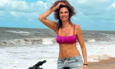 Luciana Gimenez faz passeio de bike em praia da Bahia: 'ser feliz'