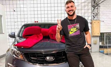 Ex-BBB Arthur celebra compra de carro de luxo: 'um grande sonho'